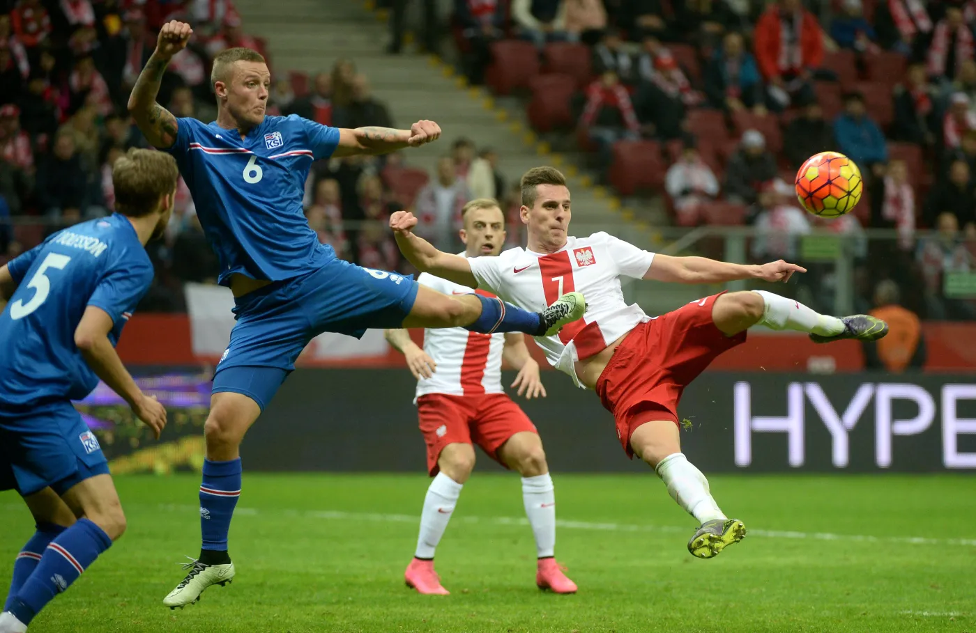 8418639-arkadiusz-milik-p-walczy-o-pilke.jpg