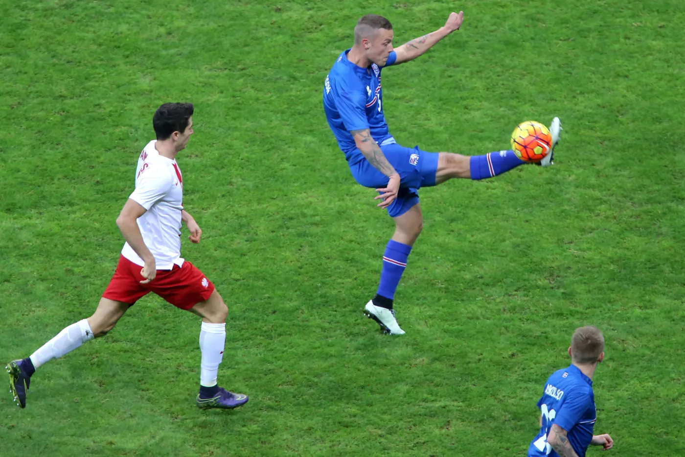 8418063-polak-robert-lewandowski-l-walczy.jpg