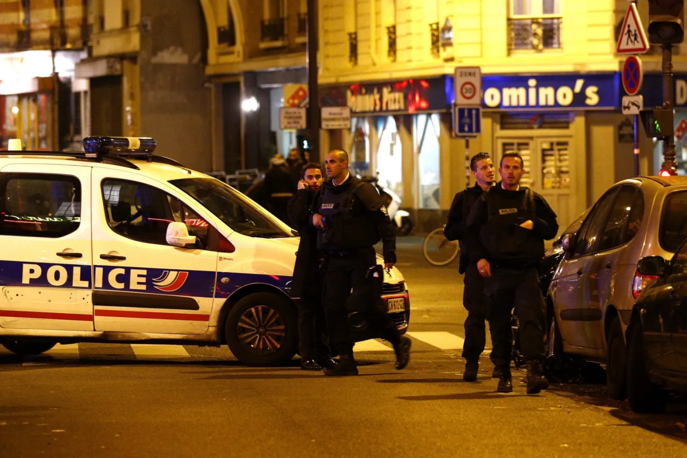 Francuscy policjanci na miejscu strzelaniny w Paryżu