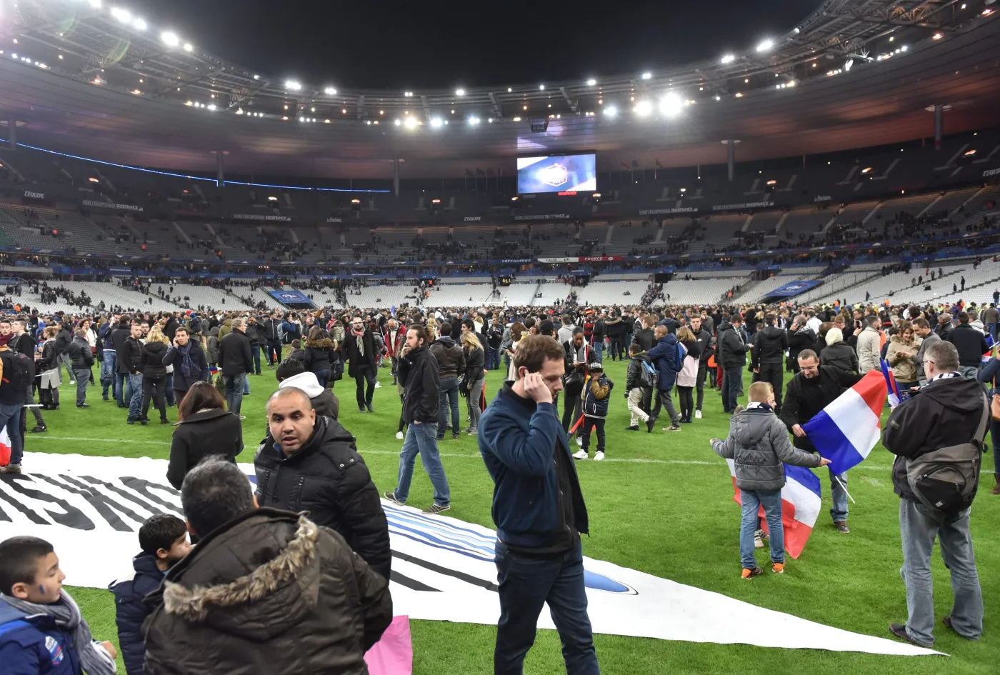 Zamachy terrorystyczne w Paryżu. Kibice bali się opuszczać Stade de France