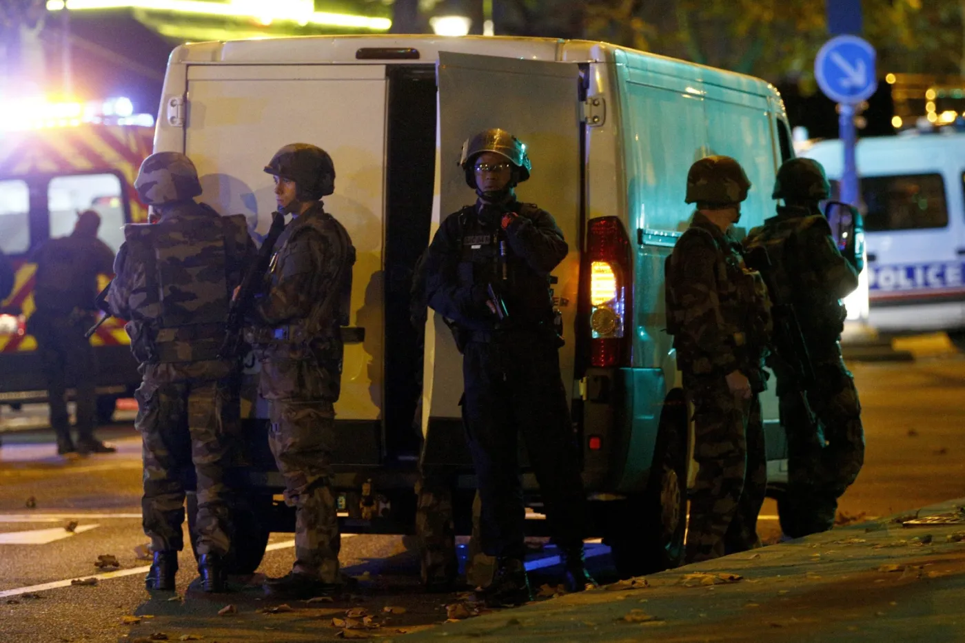 Policja przed klubem Bataclan w Paryżu