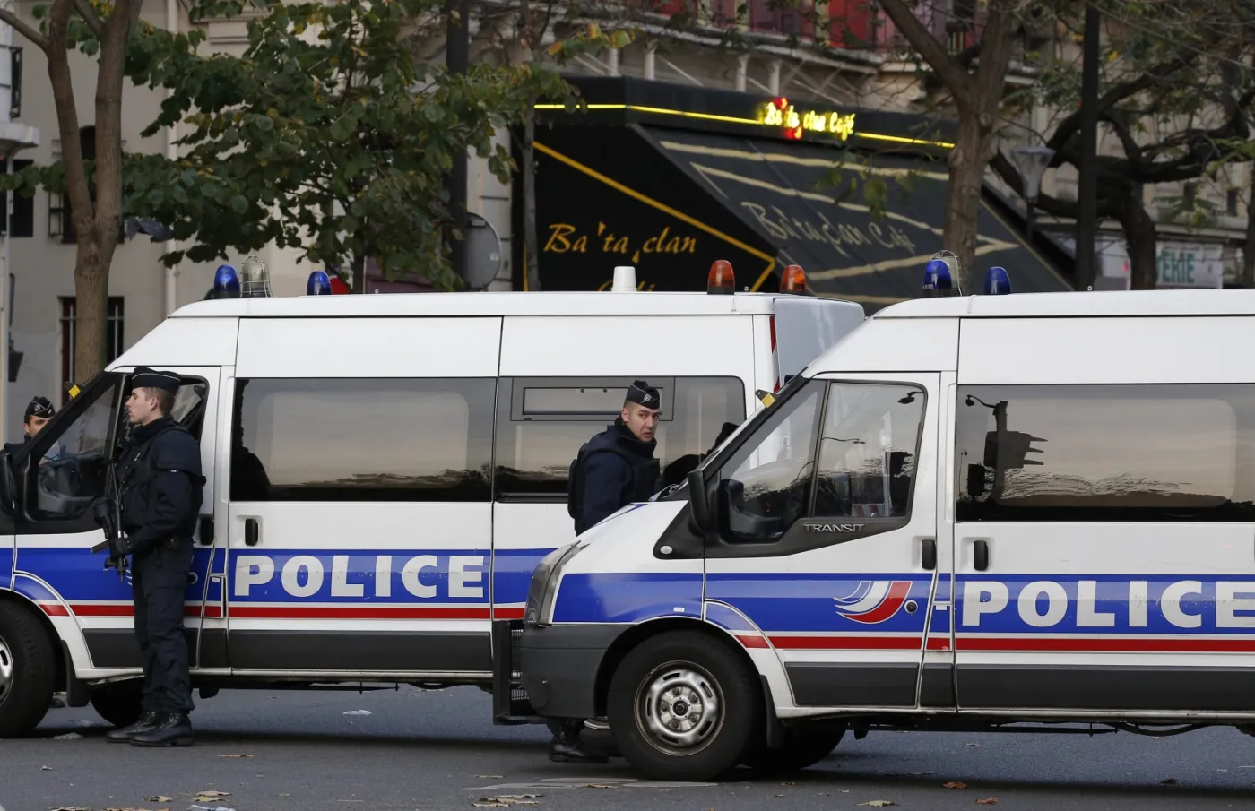 Policja w pobliżu klubu Bataclan w Paryżu