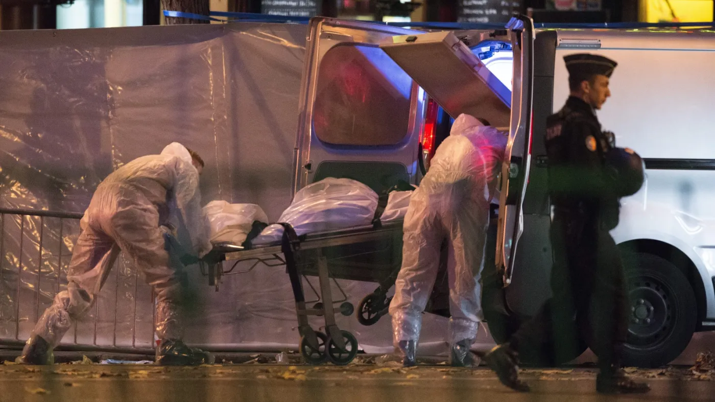 Służby medyczne zabierają ciało ofiary zamachu na klub Bataclan
