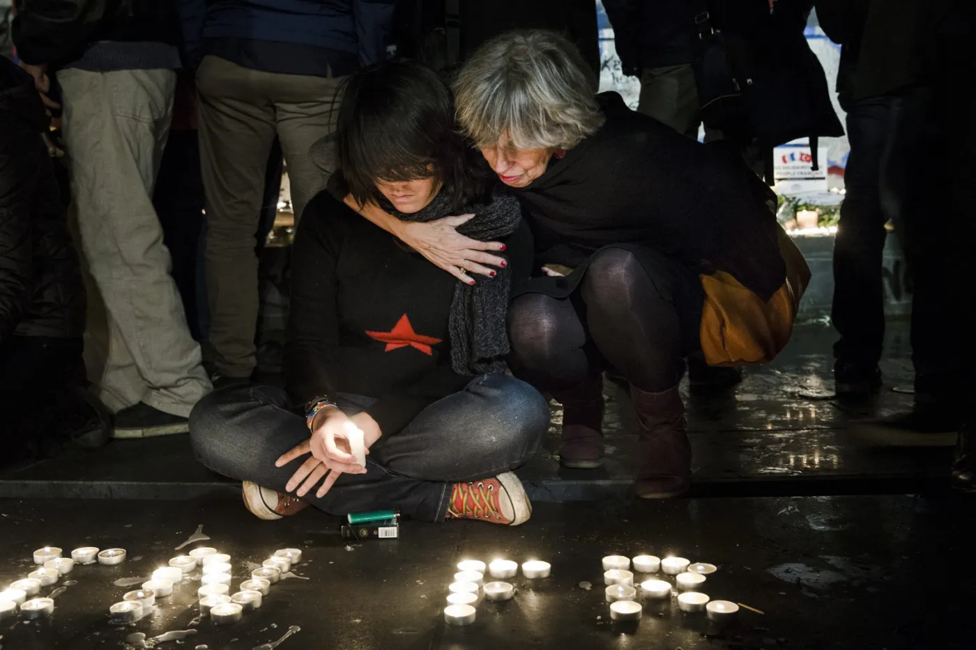 Mieszkańcy Paryża zapalają znicze na placu Republiki