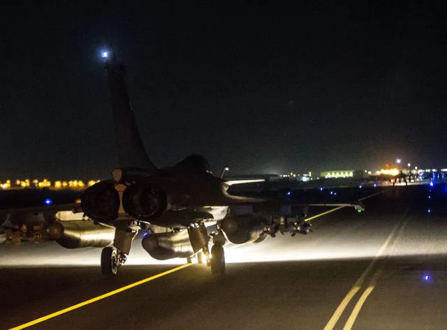 Francuzi bombardują syryjskie miasto Raqqa. Uderzenie w bastion ISIS