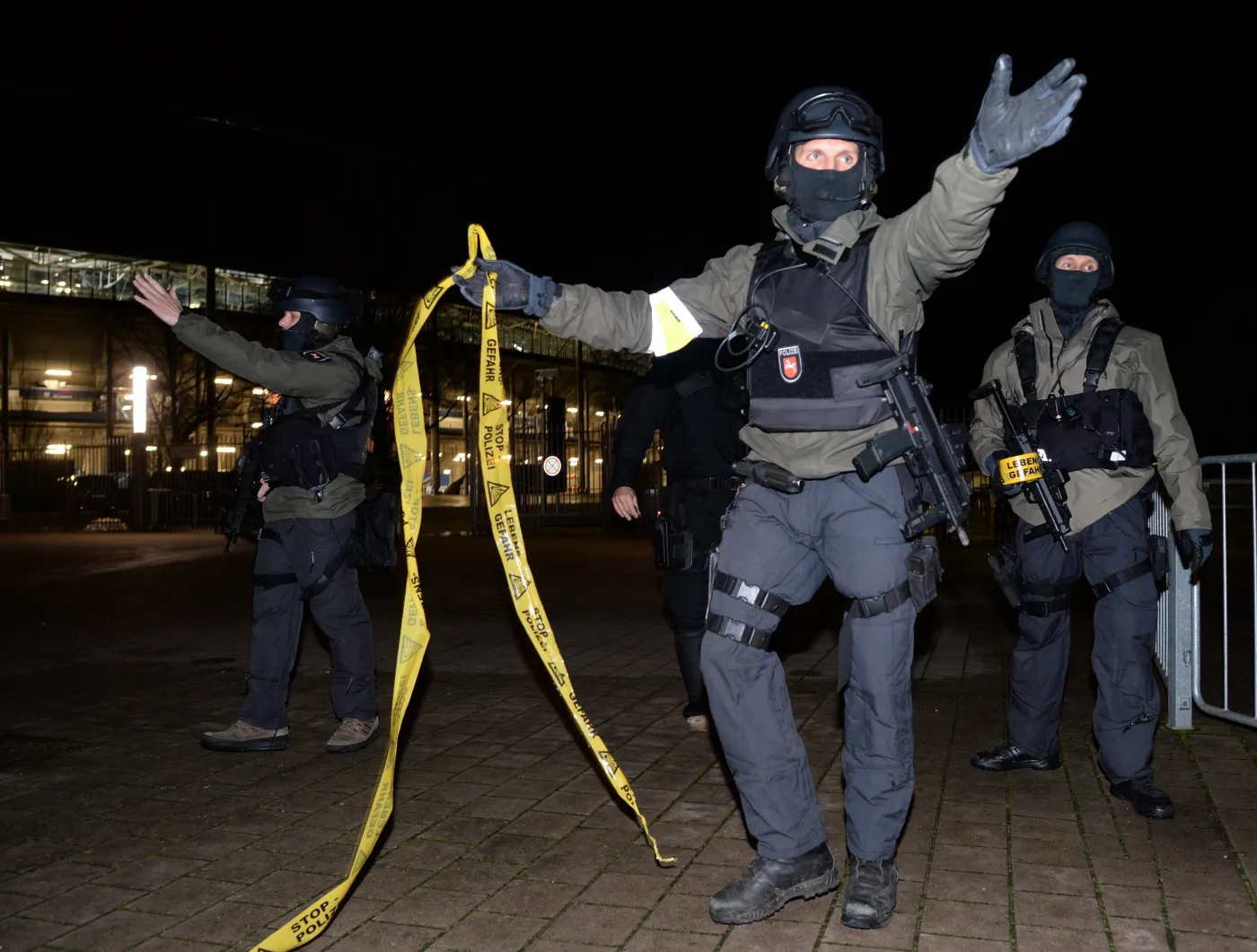 Bomba i groźba zamachu na stadionie w Hanowerze? Tak ewakuowano kibiców. ZDJĘCIA