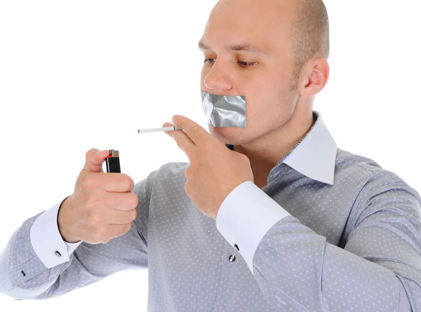 Mężczyzna chce zapalić papierosa