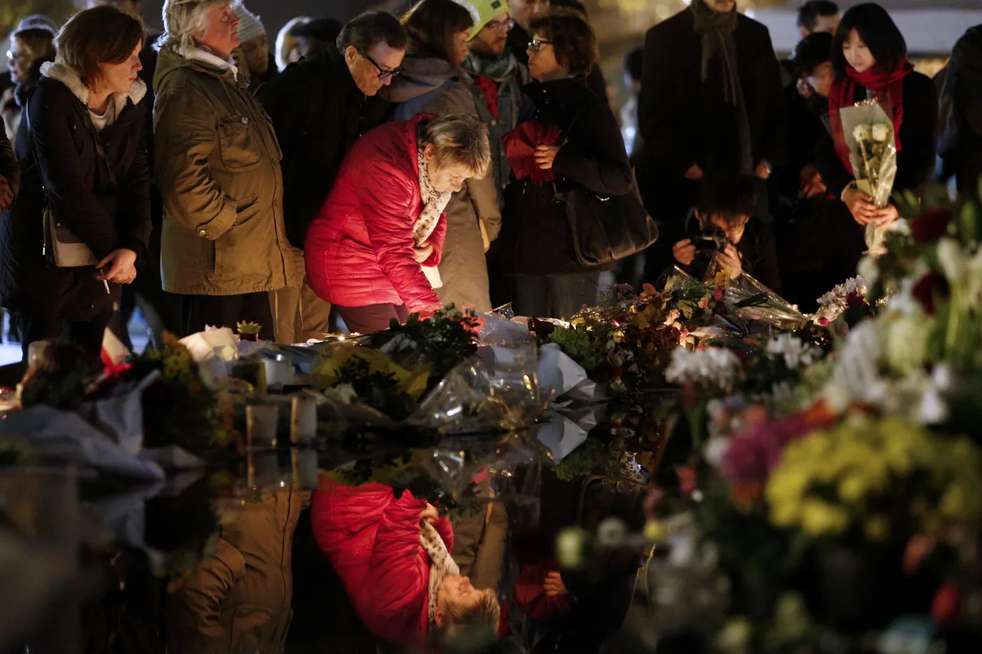 Ludzie oddają hołd ofiarom zamachów