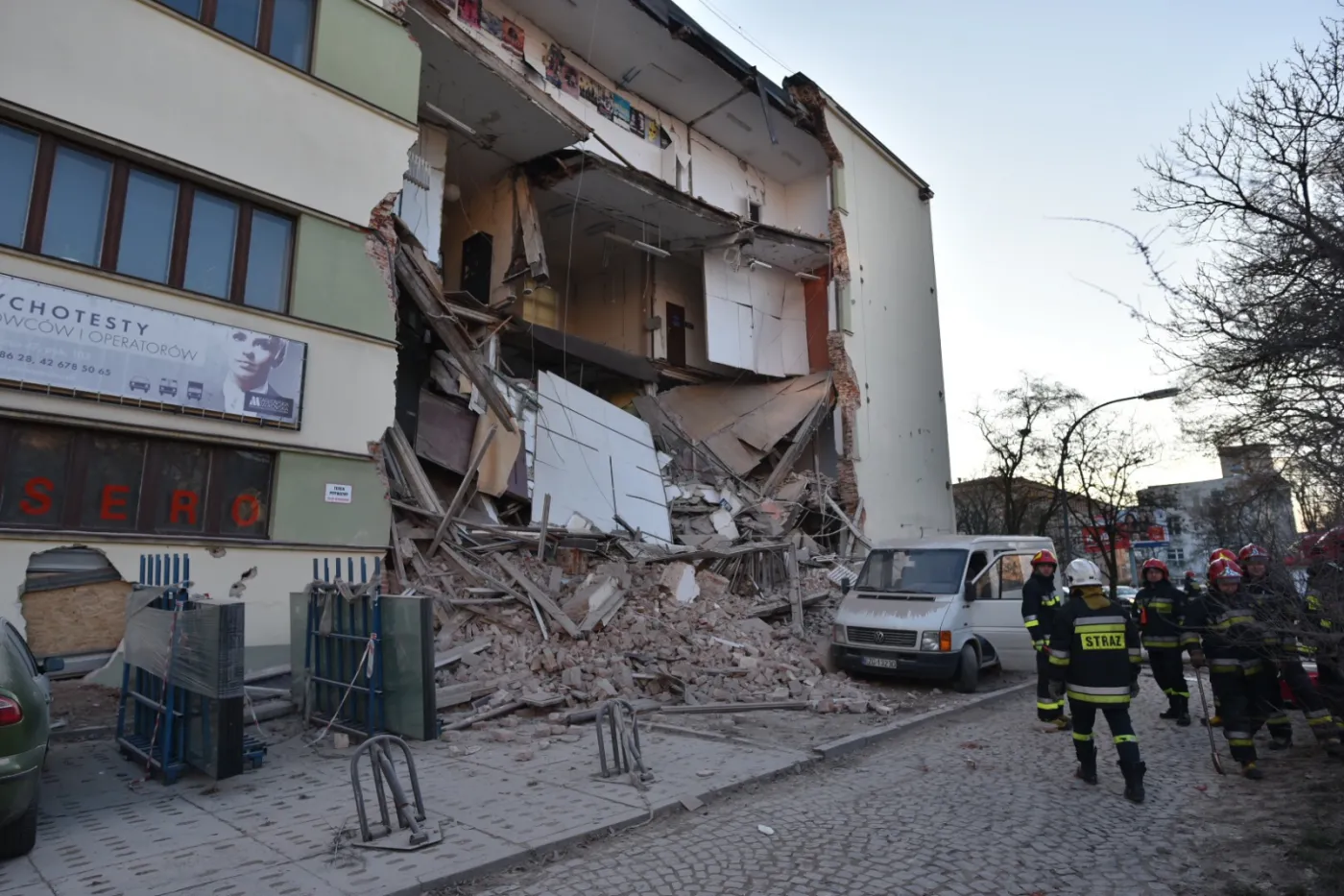 Zawalona ściana budynku na rogu ulic Sienkiewicza i Tuwima w centrum Łodzi