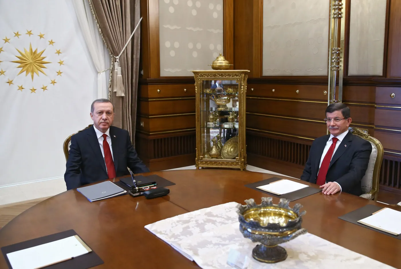 Prezydent Recep Tayyip Erdogan i premier Ahmet Davutoglu