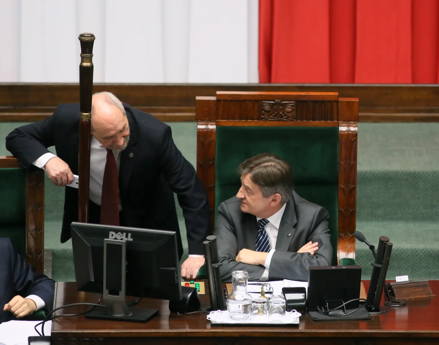Marszałek Sejmu Marek Kuchciński i minister obrony narodowej Antoni Macierewicz podczas wieczornego bloku głosowań