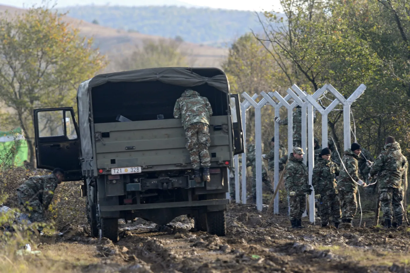 Stanął kolejny europejski mur. Macedonia stawia ogrodzenie na granicy z Grecją. ZDJĘCIA