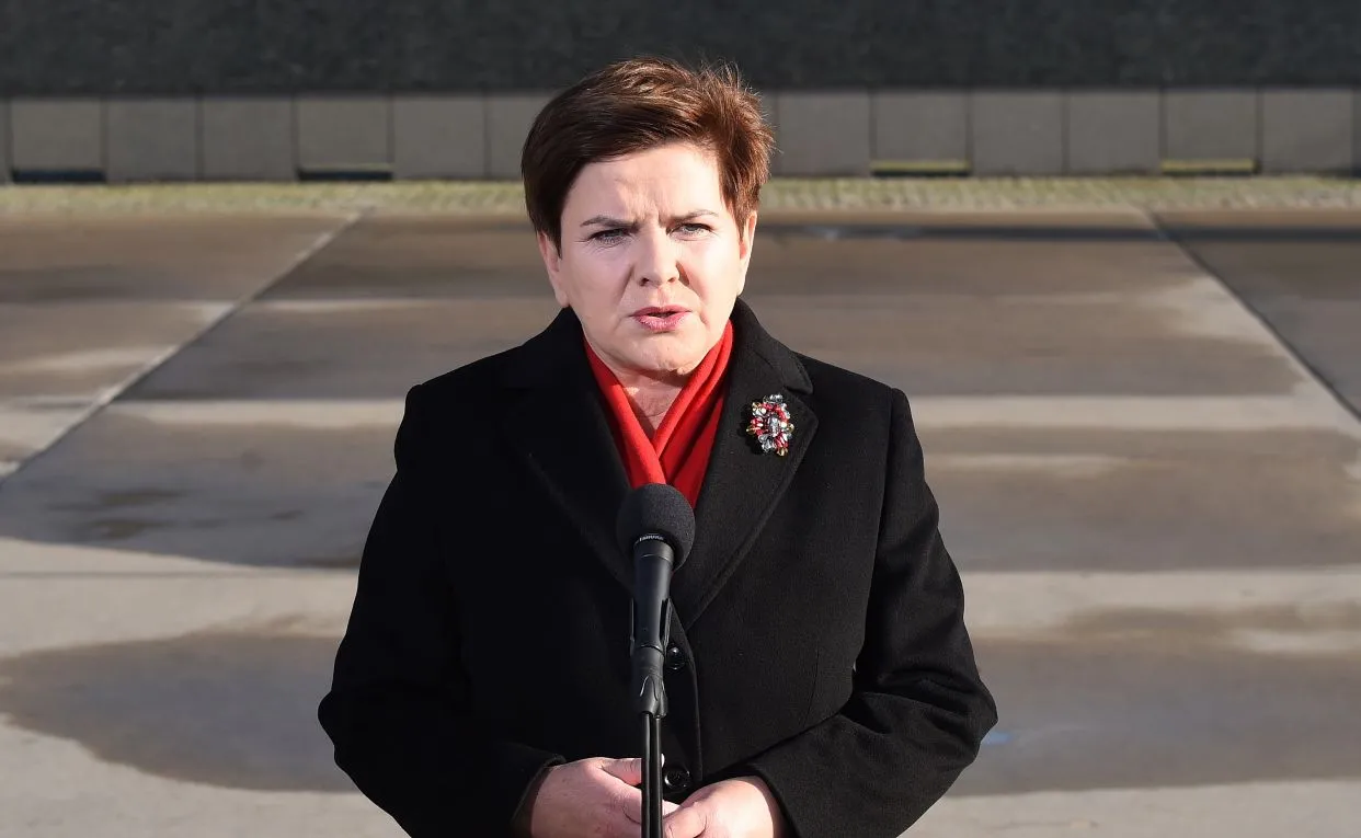 Premier Beata Szydło na lotnisku wojskowym w Warszawie