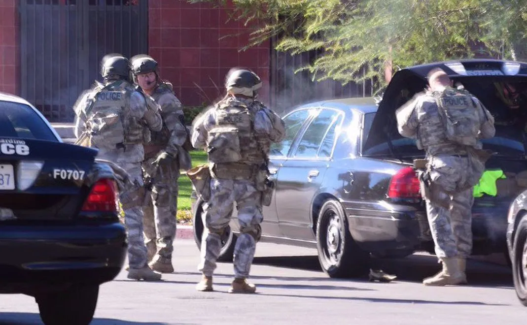 Policjanci na miejscu strzelaniny w San Bernandino