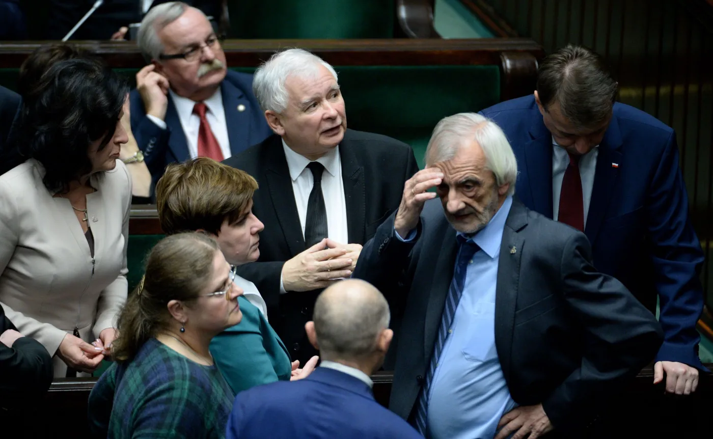 Posłowie Prawa i Sprawiedliwości Mariusz Błaszczak (P), Ryszard Terlecki (2P), Jarosław Kaczyński (3P), Krystyna Pawłowicz (L dół), premier Beata Szydło (2 centrum), Leonard Krasulski (L góra) podczas posiedzenia Sejmu