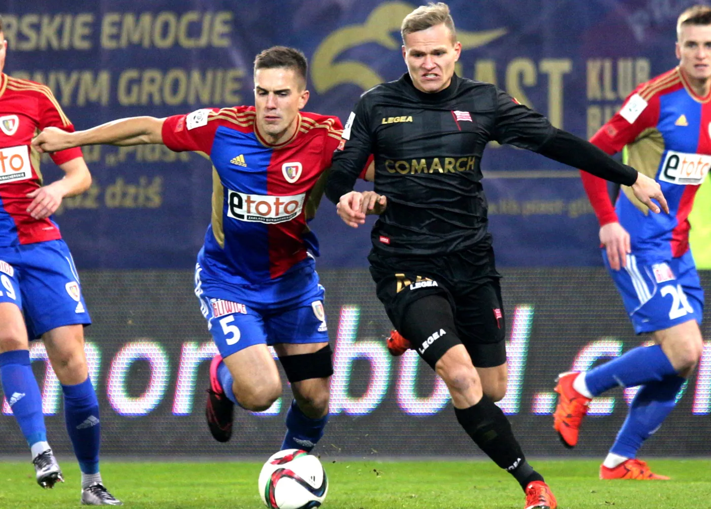 Zawodnik Piasta Gliwice Marcin Pietrowski (L) walczy o piłkę z Pawłem Jaroszyńskim (P) z Cracovii podczas meczu polskiej Ekstraklasy