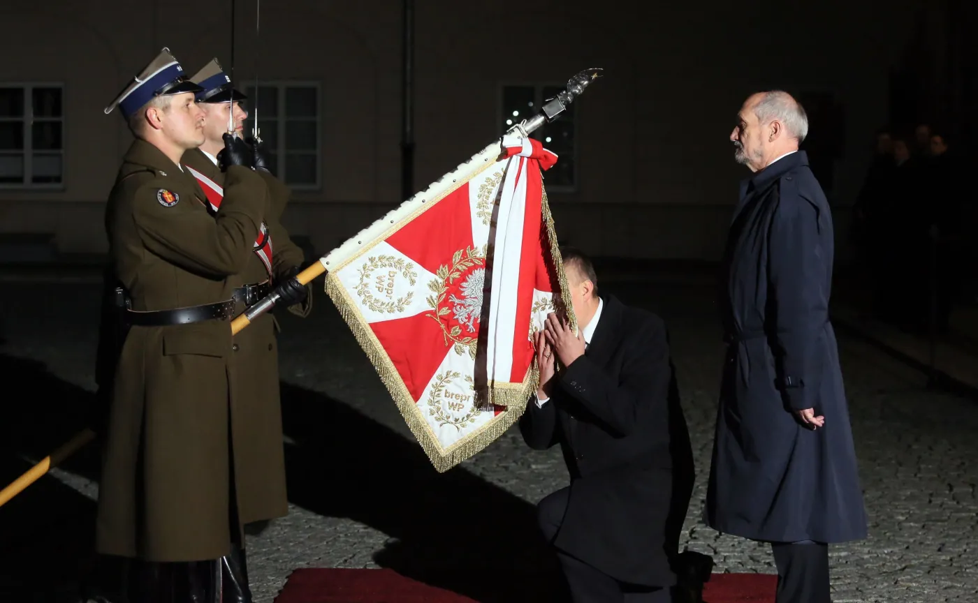 Nowy minister obrony narodowej Antoni Macierewicz i były minister Tomasz Siemoniak podczas przekazania resortu MON