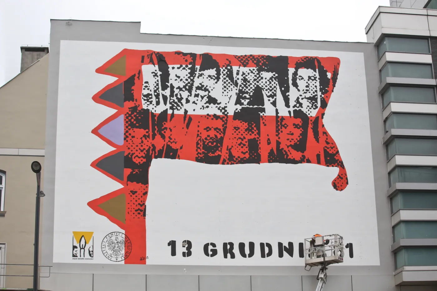 Okolicznościowy mural odsłonięty przed 34. rocznicą wprowadzenia stanu wojennego