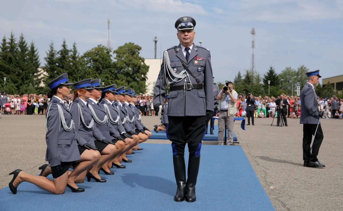 Komendant Główny Policji nadinsp. Krzysztof Gajewski (C) podczas uroczystej promocji na pierwszy stopień oficerski studentów Wyższej Szkoły Policji w Szczytnie