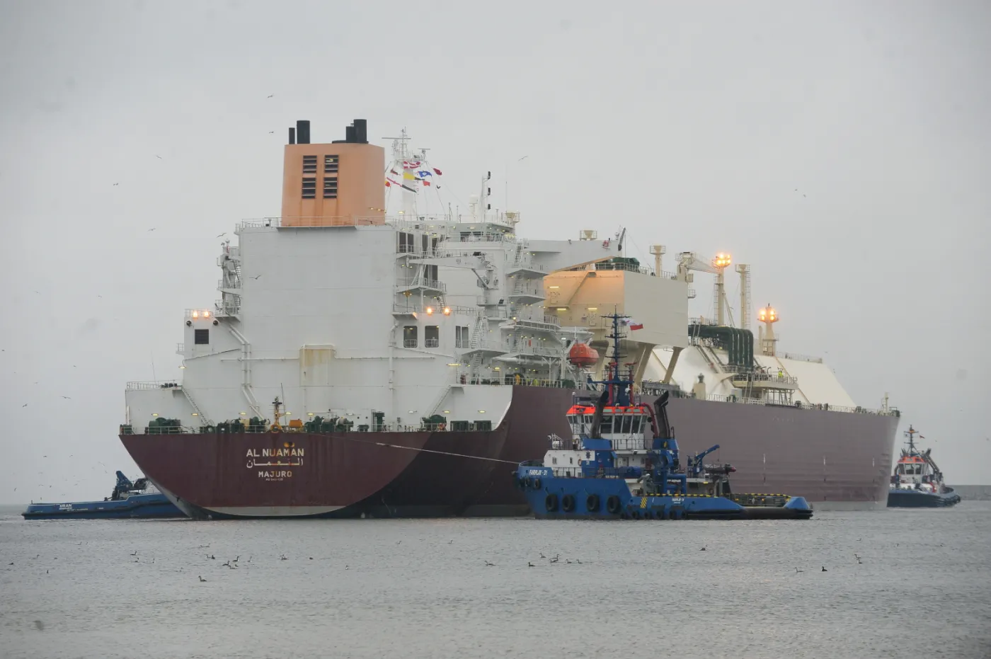 Metanowiec "Al Nuaman" z katarskim LNG wpływa do basenu portowego terminalu LNG w Świnoujściu