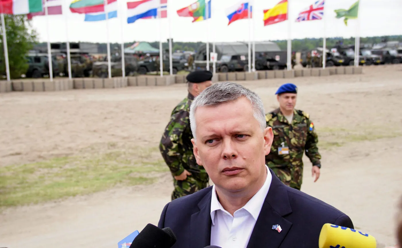 Minister obrony Tomasz Siemoniak w Świętoszowie, podczas manewrów żołnierzy z siedmiu państw wchodzących w skład Połączonych Sił Zadaniowych Bardzo Wysokiej Gotowości, czyli szpicy NATO