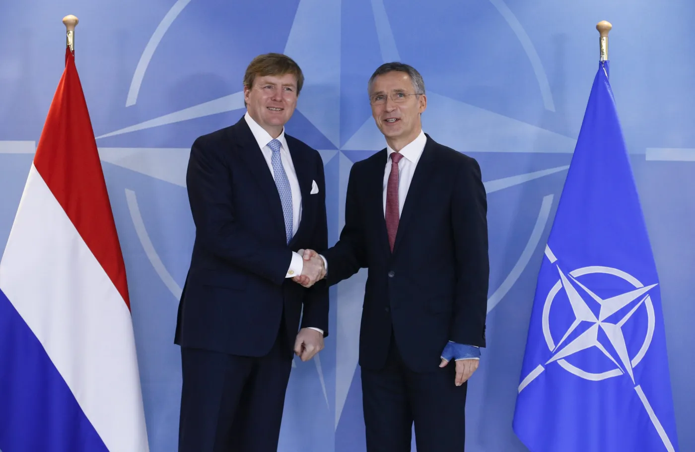 Król Willem-Alexander i sekretarz generalny NATO, Jens Stoltenberg