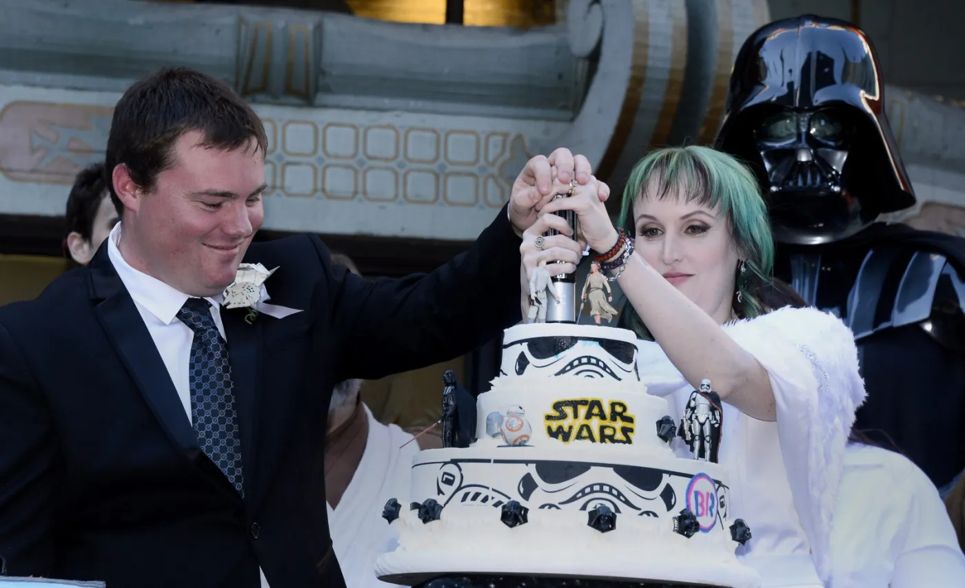 8560242-star-wars-the-force-awakens-film.jpg