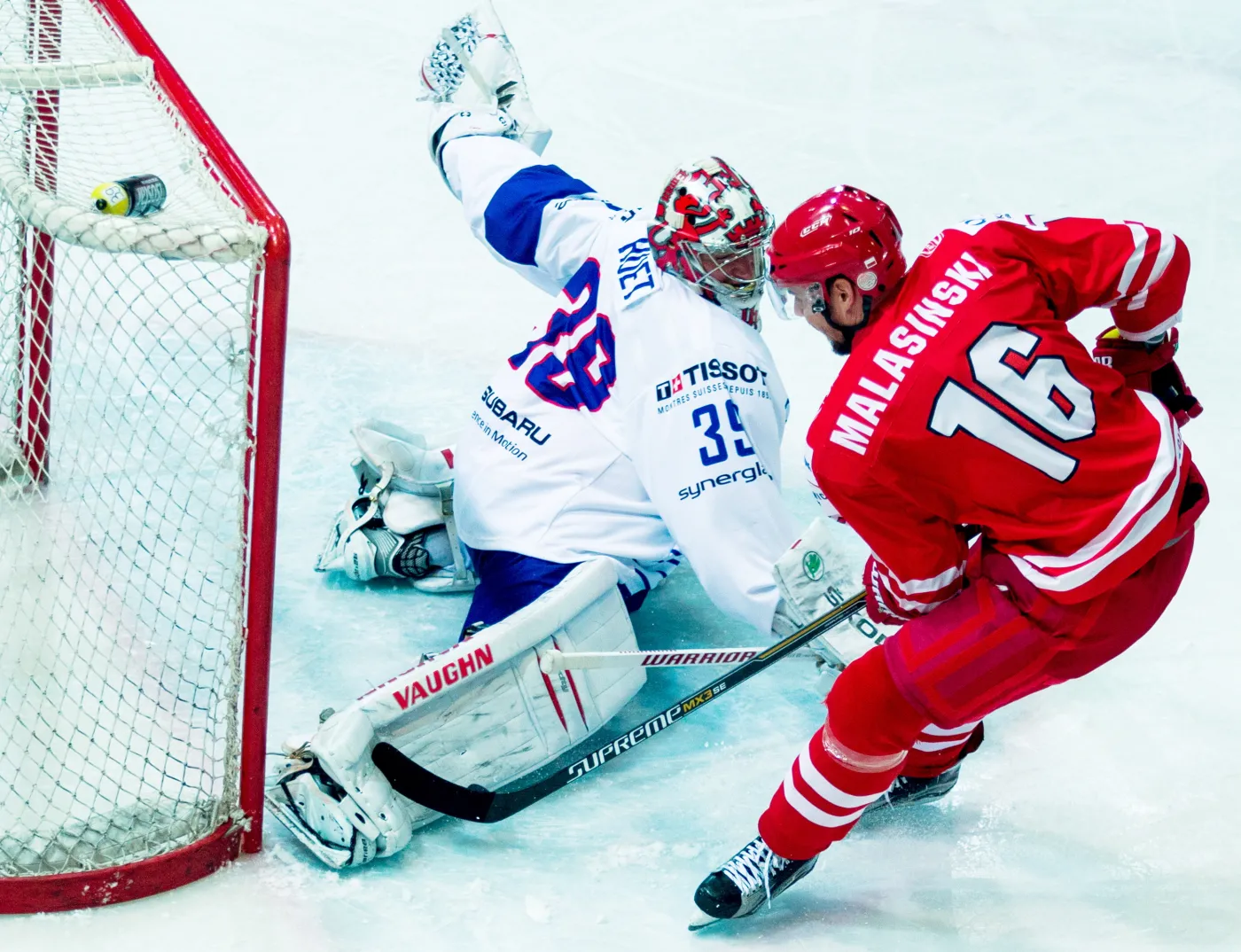 Francuski bramkarz Cristobal Huet (L) i gracz reprezentacji Polski Tomasz Malasiński (P) w meczu hokejowego turnieju EIHC w Katowicach