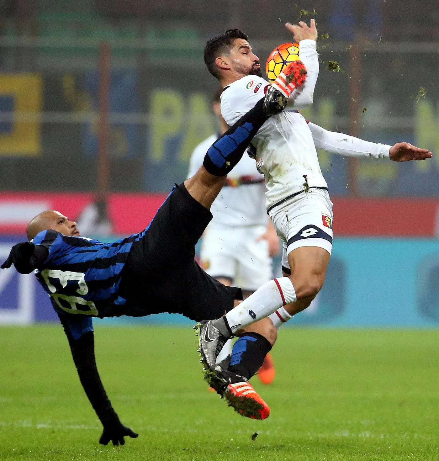 8567700-felipe-melo-l-and-genoa-s-tomas.jpg