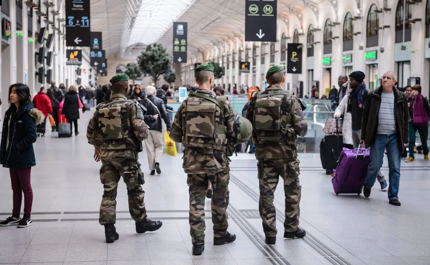 Francuscy żołnierze patrolujący dworzec Saint Lazare w Paryżu