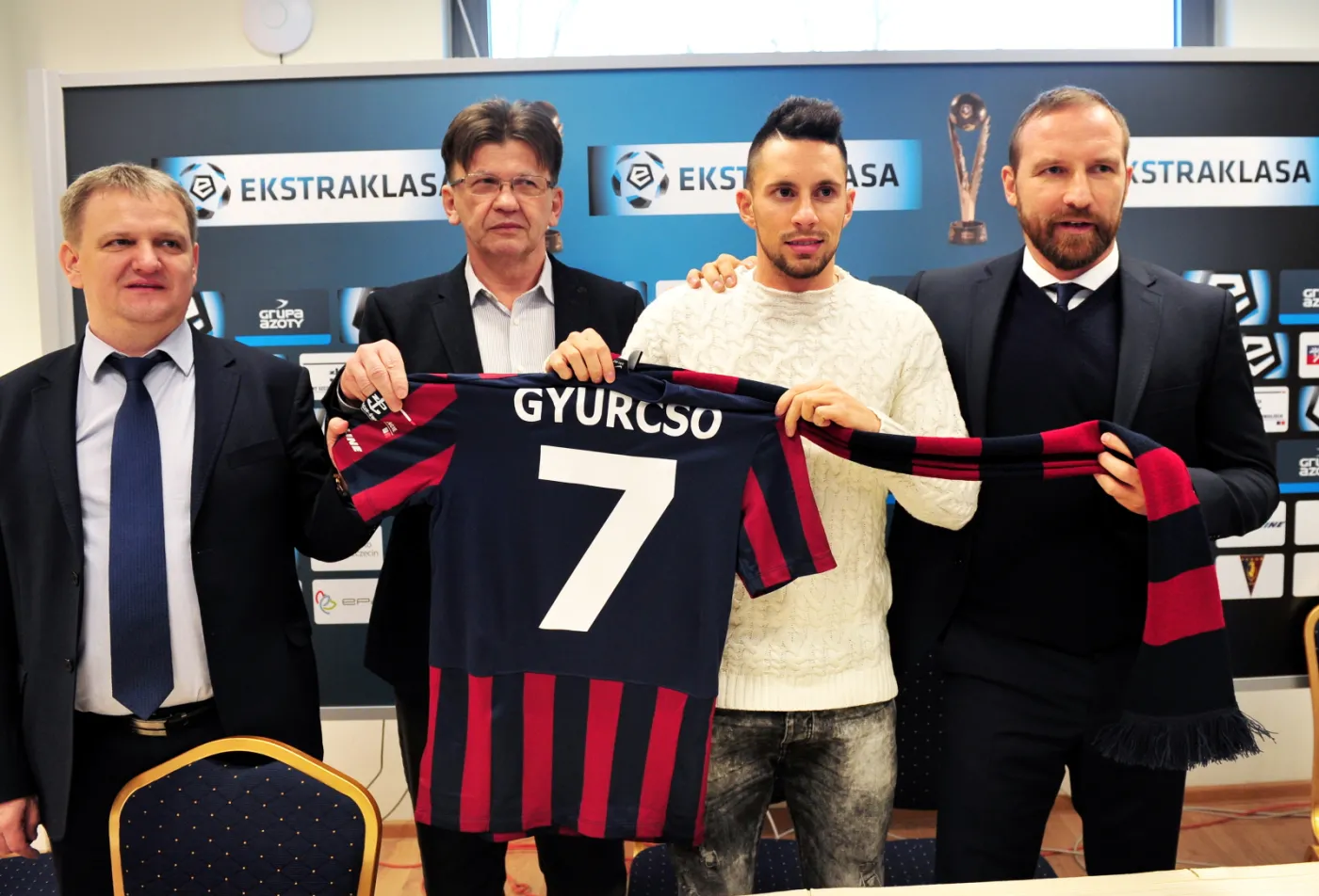 Nowy skrzydłowy miejscowej Pogoni Węgier Adam Gyurcso (2P) w towarzystwie wiceprezesa zarządu Wojciecha Narucia (L) oraz wiceprezesa zarządu i dyrektora finansowego klubu Tomasza Adamczyka (2L) a także dyrektora sportowego Macieja Stolarczyka (P) podczas na konferencji prasowej w Szczecinie