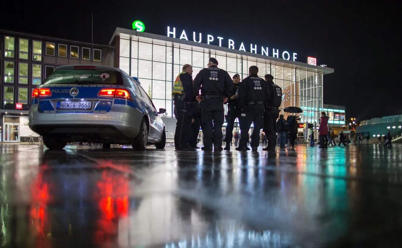 Niemiecka policja przed dworcem w Kolonii