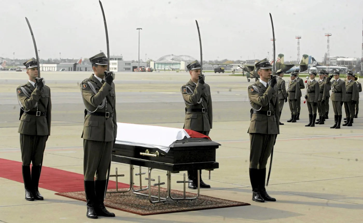 Trumna z ciałem prezydenta Lecha Kaczyńskiego na lotnisku wojskowym na Okęciu