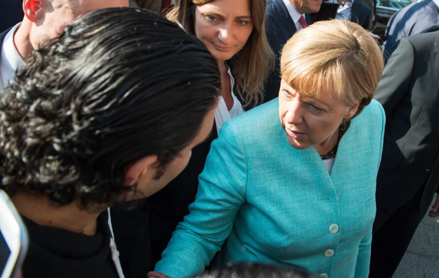 Kanclerz Niemiec z wizytą u uchodźców. Ochroniarze nie spuszczali jej z oka. ZDJĘCIA