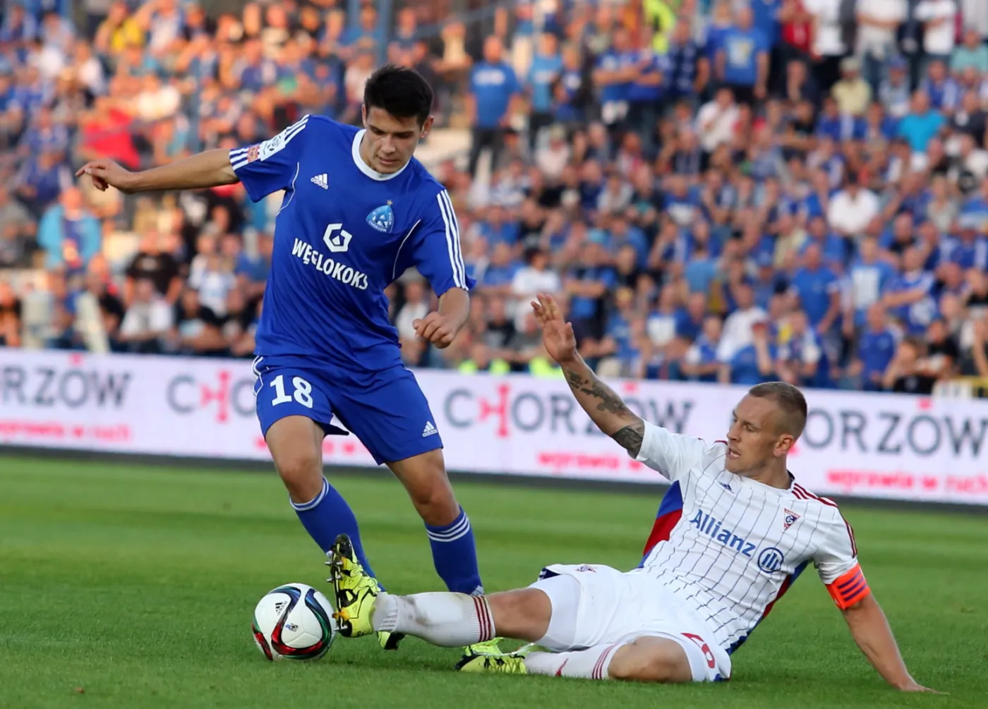Zawodnik Ruchu Chorzów Mariusz Stępiński (L) w pojedynku o piłkę z Adamem Danchem (P) z Górnika Zabrze podczas meczu polskiej Ekstraklasy
