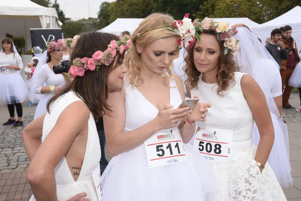 Celebrytki biegały w sukniach ślubnych [FOTO]