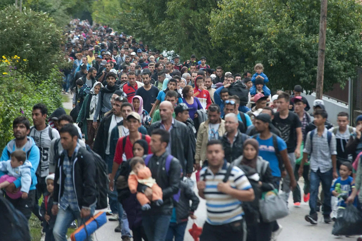 Imigranci w drodze z Wegier do Austrii