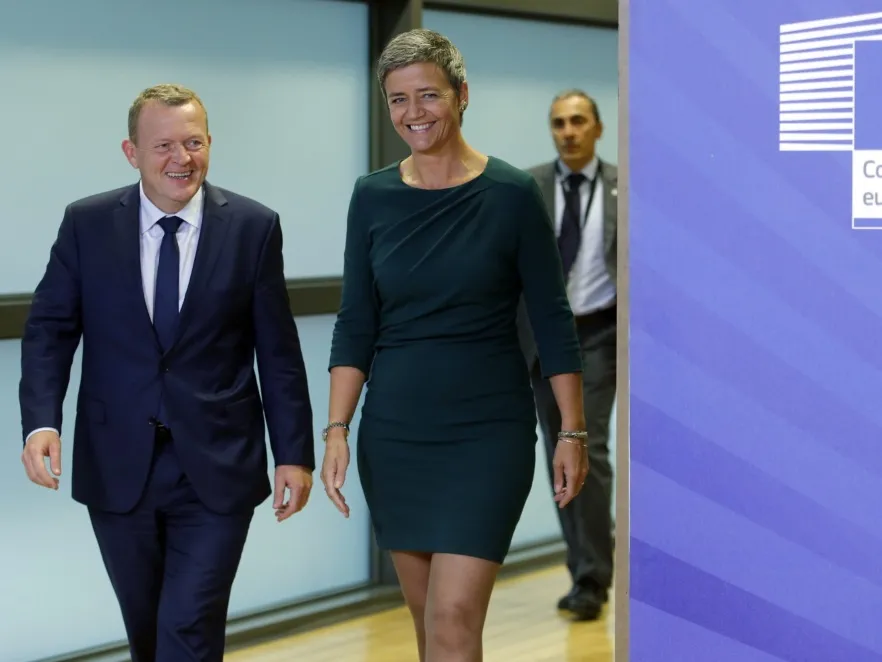 Pomyliła okazje? Duńska komisarz w ekstremalnej mini na ważnym spotkaniu