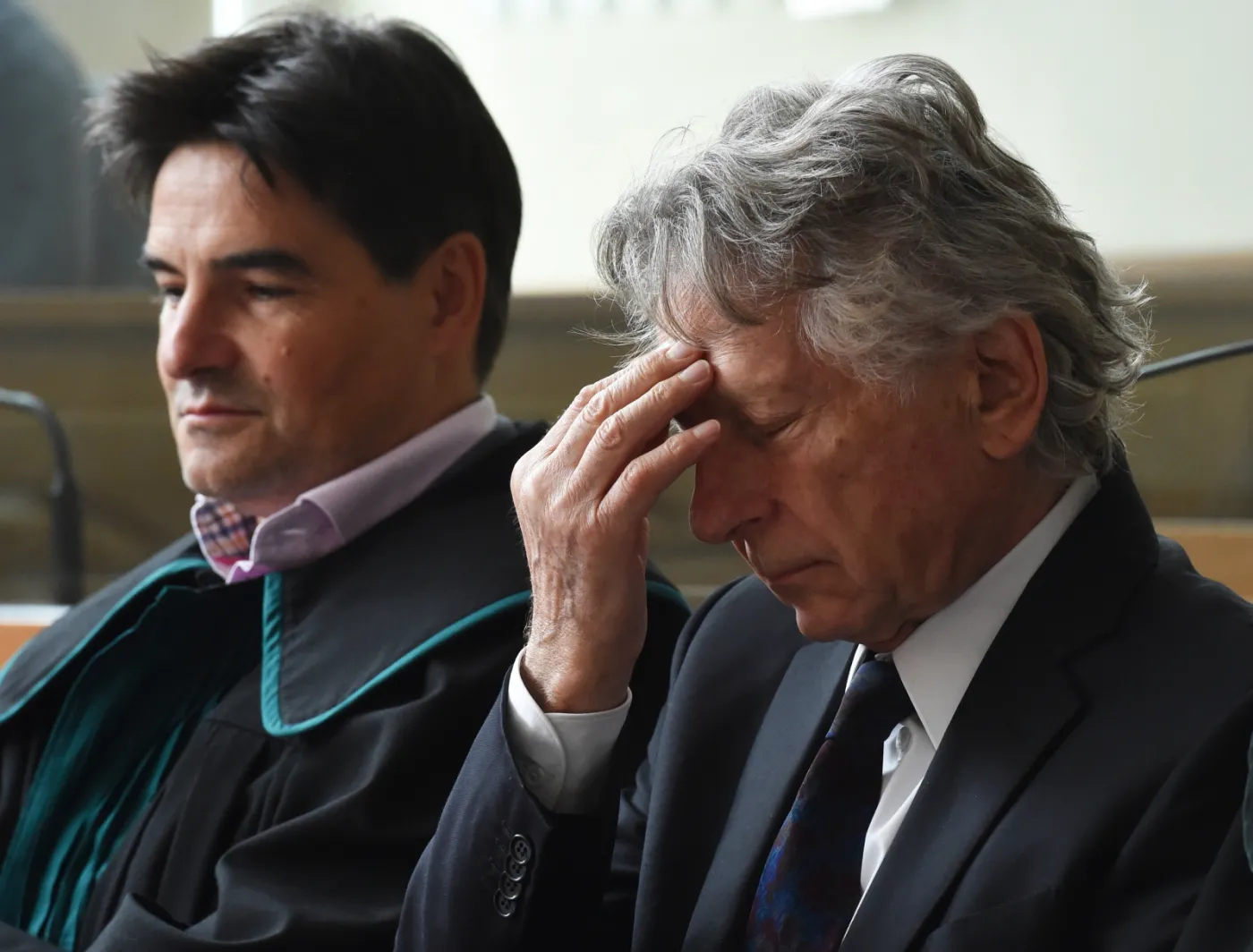 Reżyser Roman Polański z obrońcą mec. Jerzym Stachowiczem na sali rozpraw w krakowskim Sądzie Okręgowym