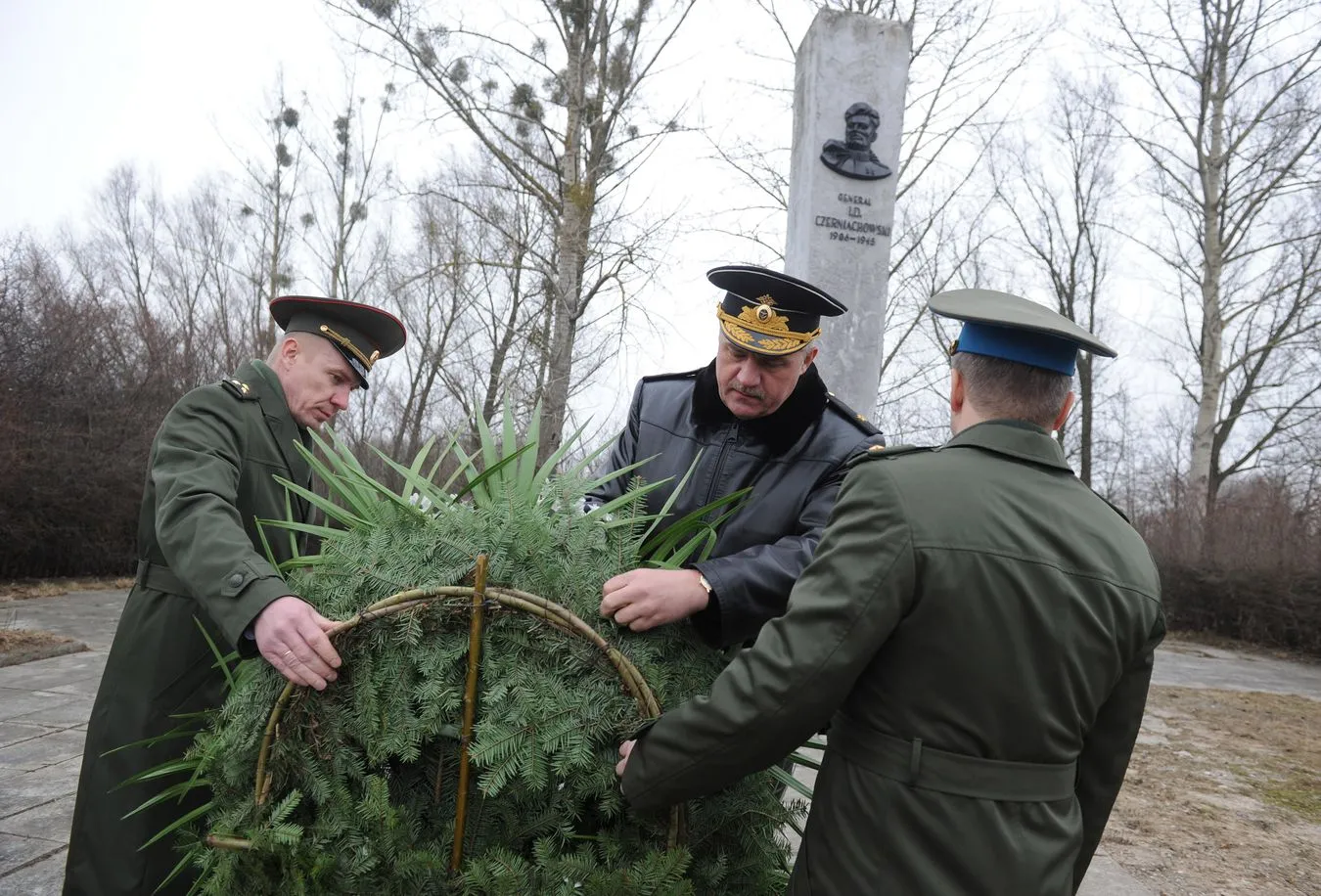 Rosyjscy wojskowi przed pomnikiem gen. Czerniachowskiego