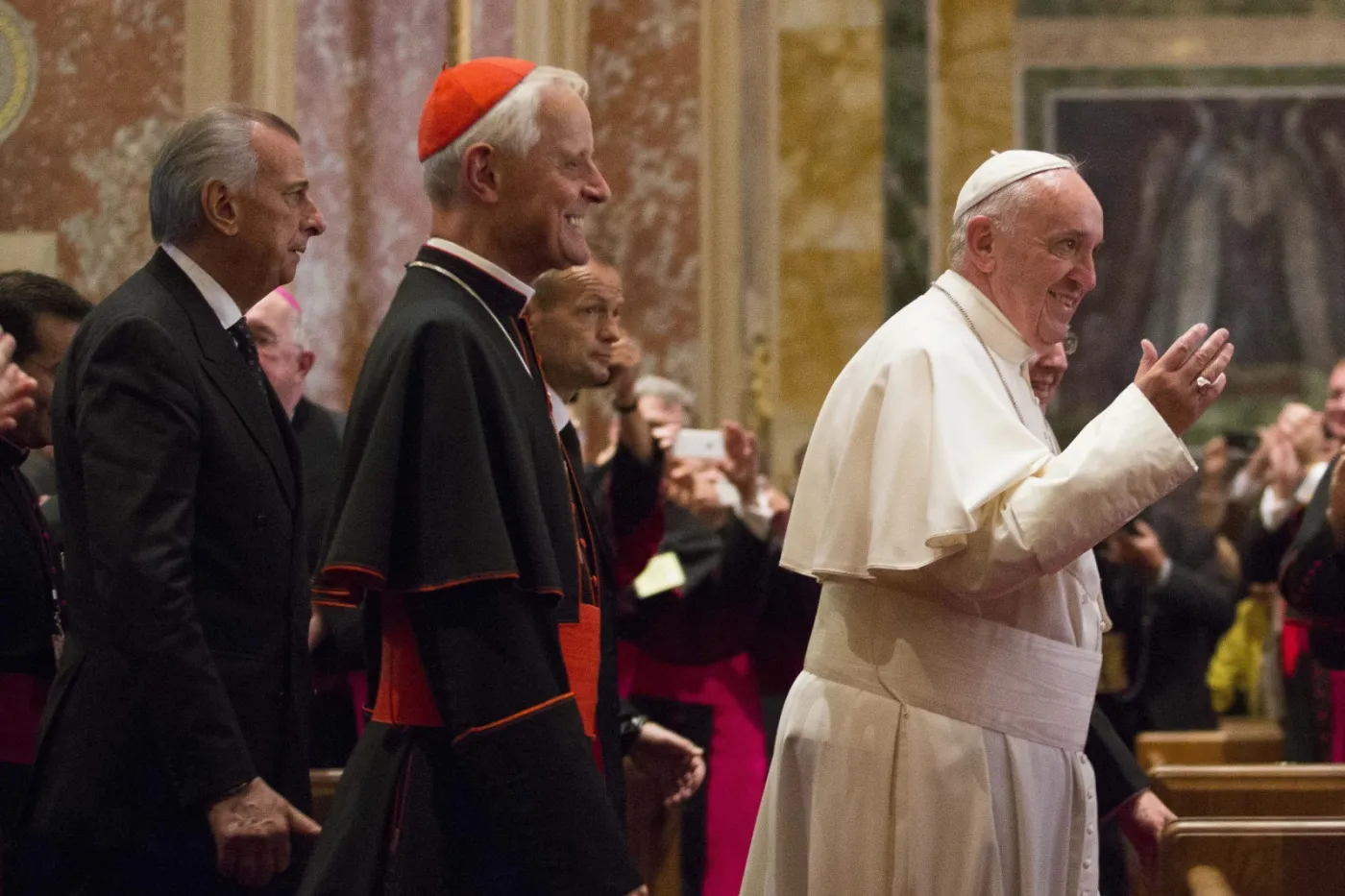 8247240-papiez-franciszek-w-katedrze-sw.jpg