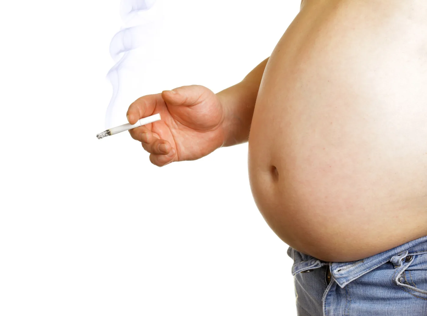 Otyły mężczyzna pali papierosa