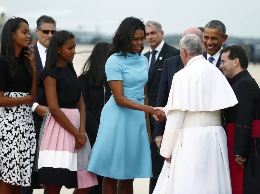 Michelle Obama w niestosownej kreacji na powitaniu papieża