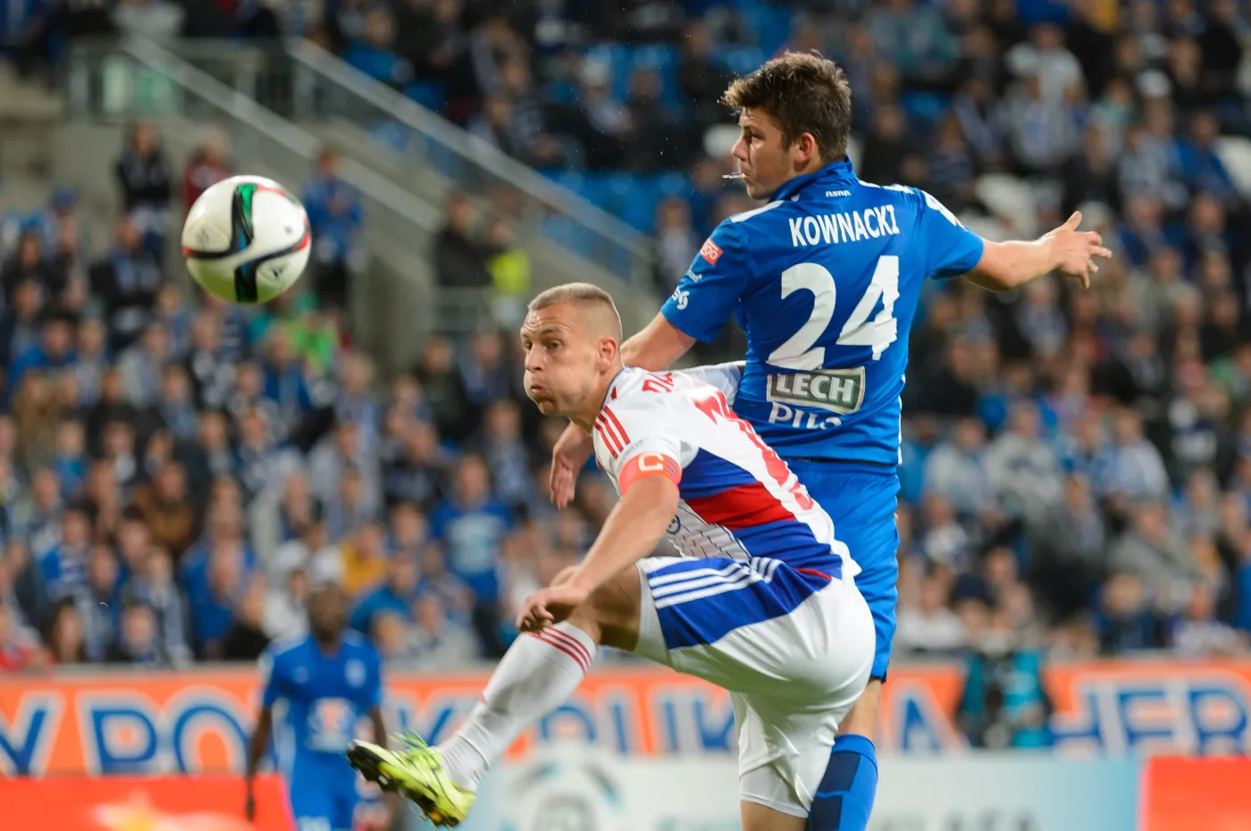 Dawid Kownacki (P) z miejscowego Lecha i Adam Danch (L) z Górnika Zabrze w meczu T-Mobile Ekstraklasy, rozegranym w Poznaniu