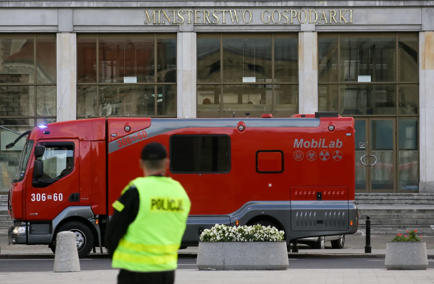 8260886-straz-pozarna-i-policja-na-placu.jpg