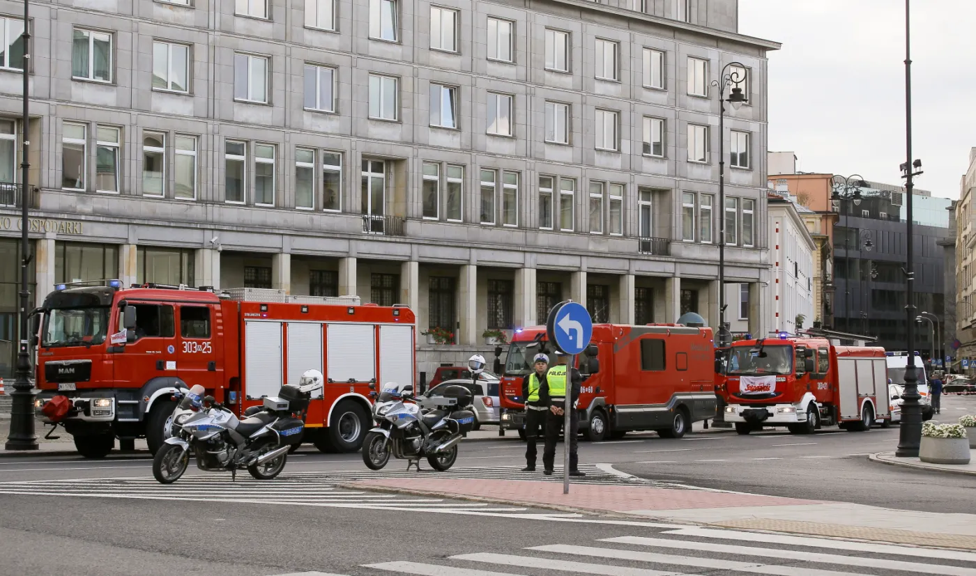 8260918-straz-pozarna-i-policja-na-placu.jpg