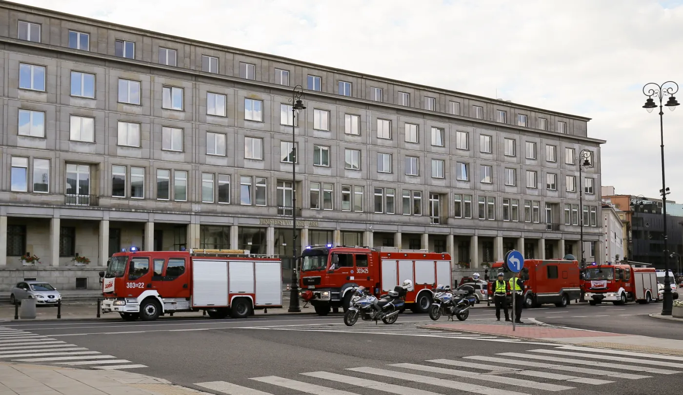 8260950-straz-pozarna-i-policja-na-placu.jpg