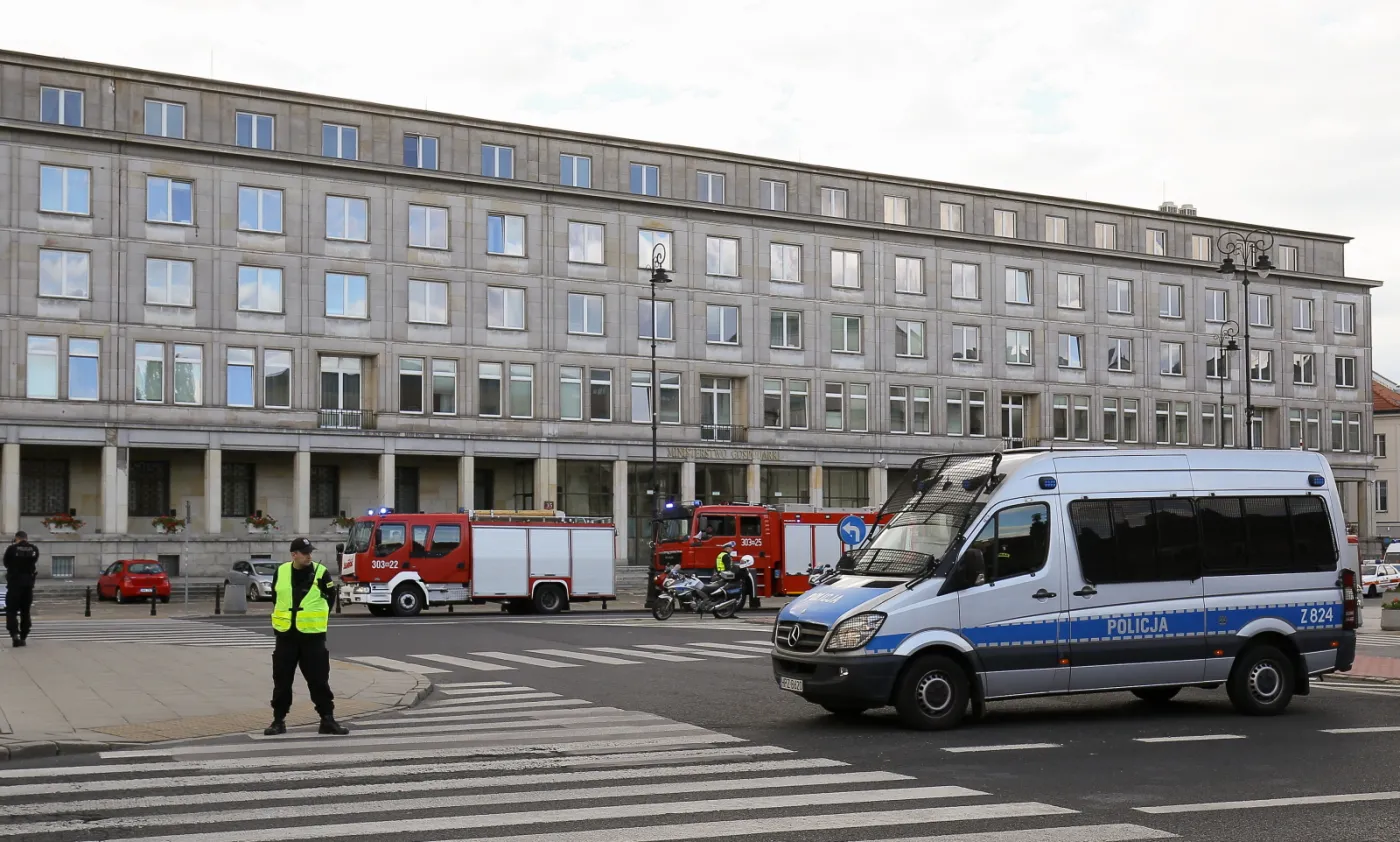 8260982-straz-pozarna-i-policja-na-placu.jpg