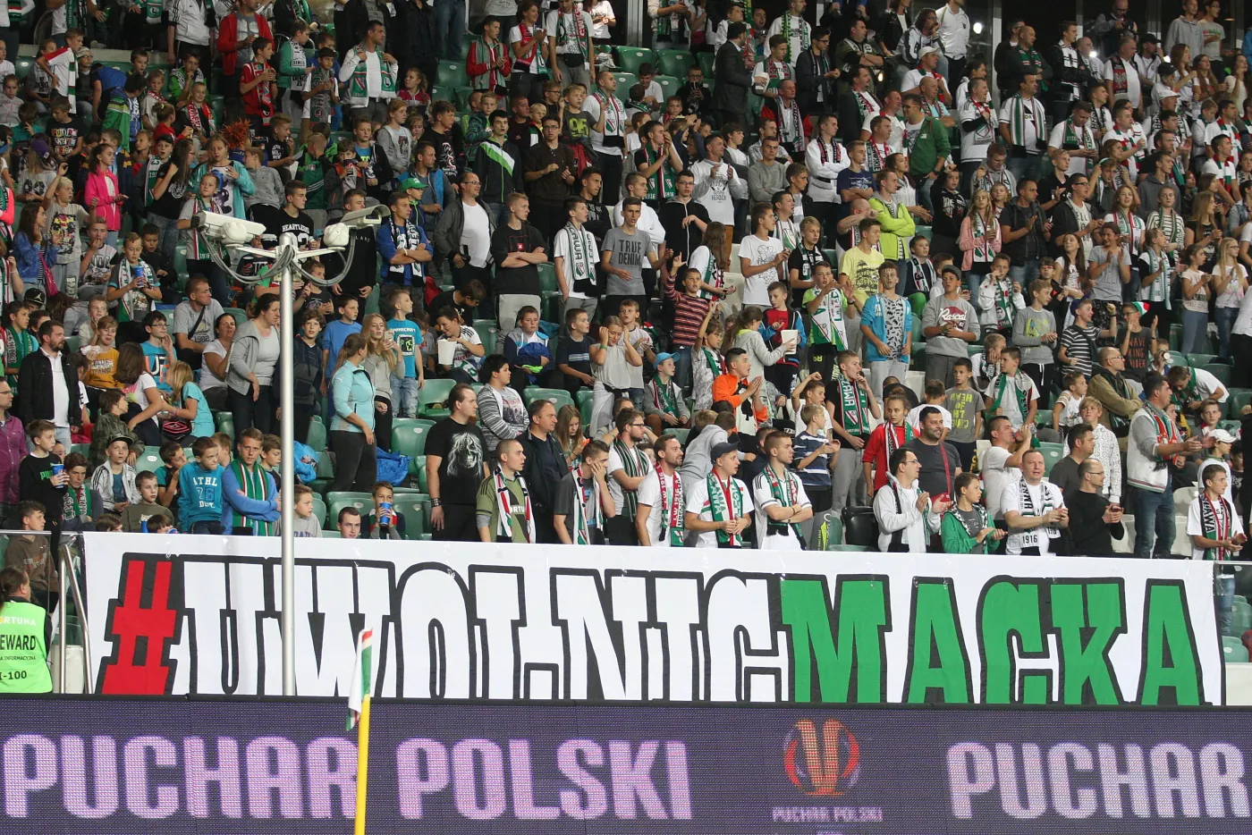 Flaga z hasłem "uwolnić Maćka"