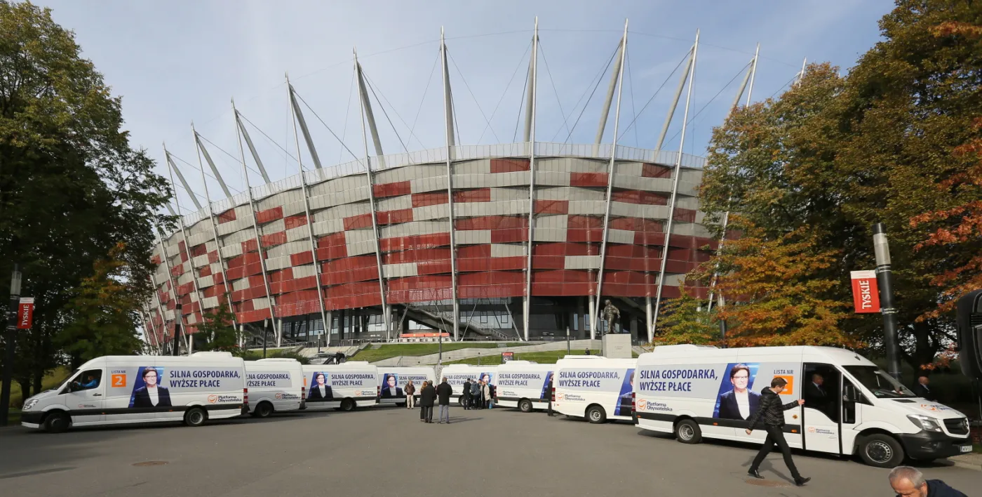 8273924-vany-stojace-przed-stadionem-pge.jpg